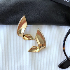 Brinco espiral liso com zircônias banhado a ouro