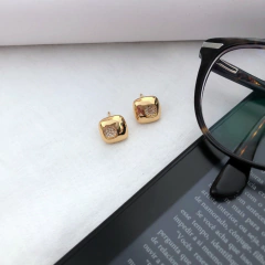 Brinco quadrado liso com zircônias banhado a ouro