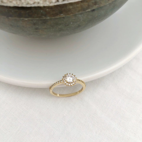 Anel solitário detalhado com zircônias banhado a ouro 8k - comprar online