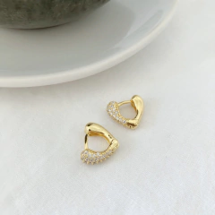 Brinco argola coração com detalhes em zirconias banhado a ouro 18k