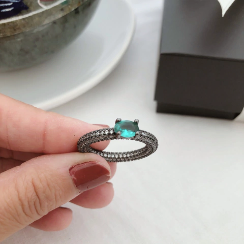 Anel com zircônias e turmalina banhado a ródio negro - comprar online