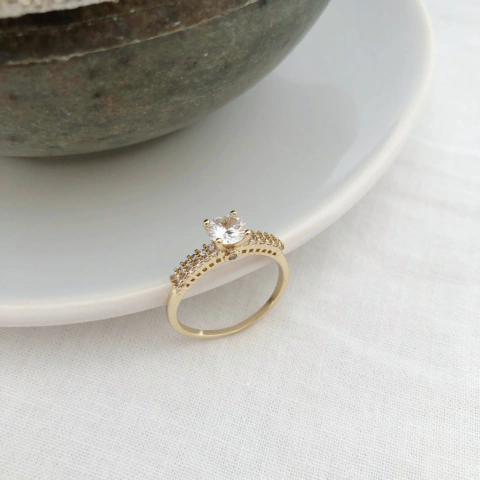 Anel solitário com zircônias banhado a ouro 18k - comprar online
