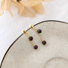 Brinco pêndulo com granadas naturais banhado a ouro