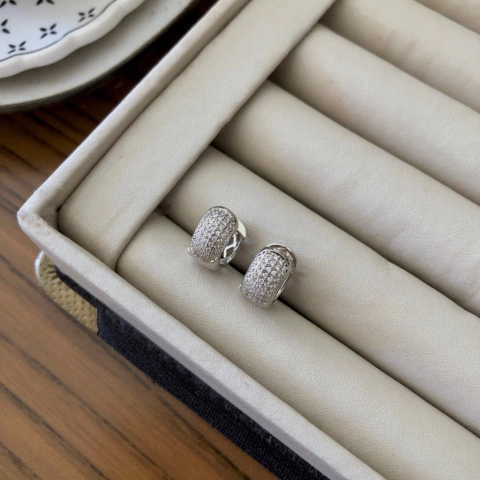 Brinco argola com zircônias banhado a ródio