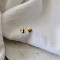 Brinco coração com zircônia banhado a ouro 18k