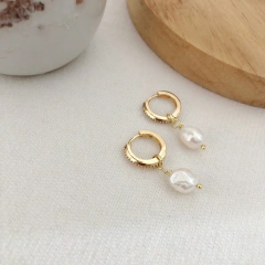 Brinco de argola com zircônias e pérola natural banhado a ouro - comprar online