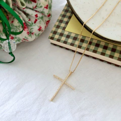 Colar crucifixo com zircônias banhado a ouro - comprar online