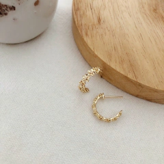 Brinco meia argola flores com zirconias banhado a ouro - comprar online