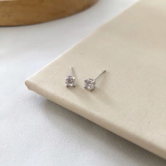 Brinco solitário 4mm em prata rodinada - comprar online