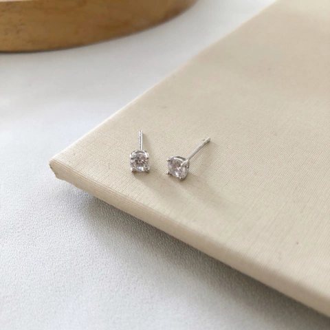 Brinco solitário 4mm em prata rodinada - comprar online