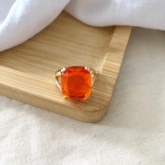 Anel com cristal retangular laranja banhado a ouro 18k