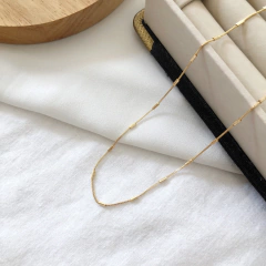 Colar palitos dispersos lisos banhado a ouro