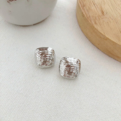 Brinco quadrado texturizado liso banhado a ródio