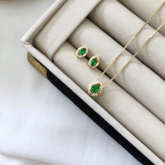 Conjunto oval cristal esmeralda e zircônias banhado a ouro