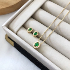 Conjunto oval cristal esmeralda e zircônias banhado a ouro - comprar online