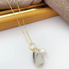 Colar com pingente de pérola e quartzo turmalinado - comprar online