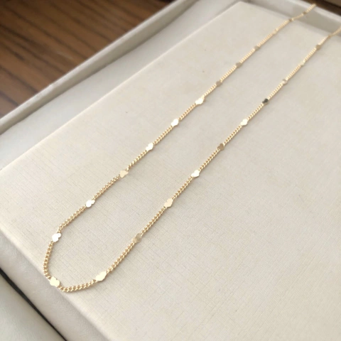 Colar longo com corações lisos banhado a ouro 18k