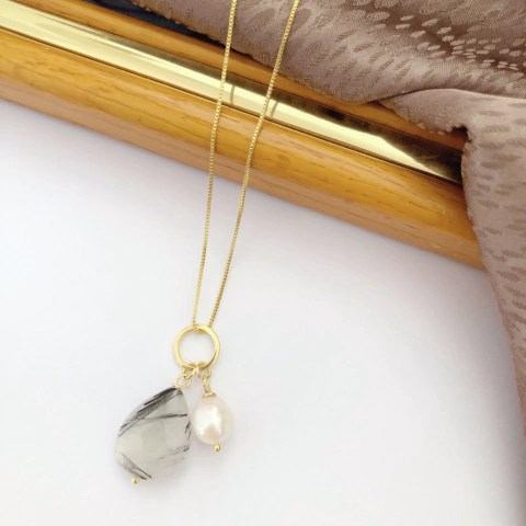 Colar com pingente de pérola e quartzo turmalinado