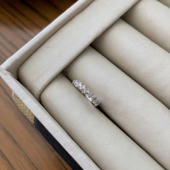 Piercing fake com zirconias banhado a ródio