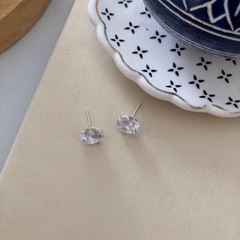 Brinco solitário em prata 925