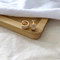 Brinco de argola com zirconias banhado a ouro 18k