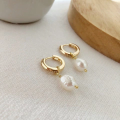 Brinco de argola com zircônias e pérola natural banhado a ouro
