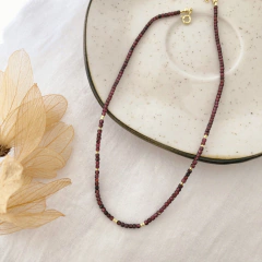 Colar choker com granadas naturais banhado a ouro