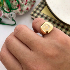 Anel de dedinho inicial C com zirconias banhado a ouro
