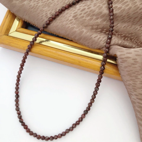 Colar choker granadas naturais banhado a ouro