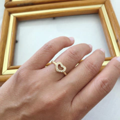 Anel delicado de coração vazado banhado a ouro - comprar online