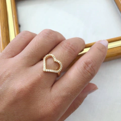 Anel coração vazado com microzircônias banhado a ouro - comprar online