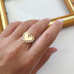 Anel coração liso com pontos de zirconias banhado a ouro - Chris Sugano Semijoias