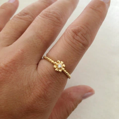 Anel flor com zircônia e esferas lisas banhado a ouro