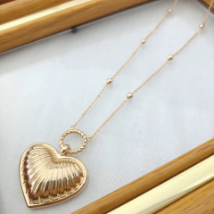 Colar coração texturizado liso banhado a ouro na internet