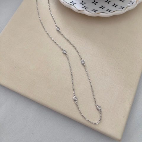 Colar cristais dispersos em prata 925