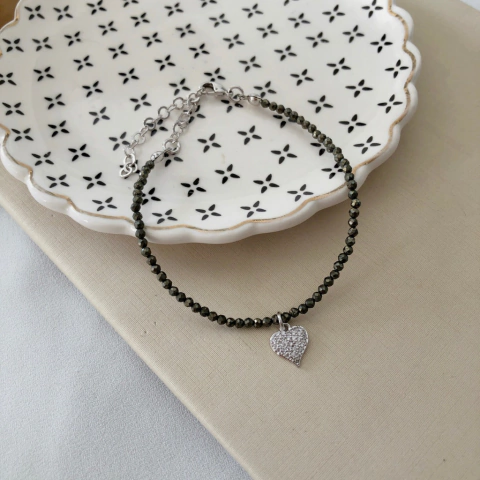 Pulseira de piritas naturais com pingente coração em Zircônias banhado a ródio
