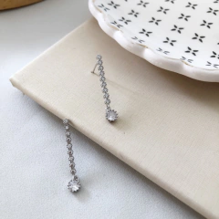 Brinco palito com zirconias prata rodinada