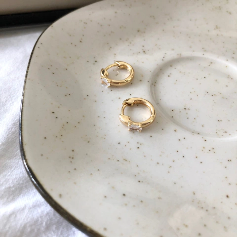 Brinco argola com cristal banhado a ouro 18k