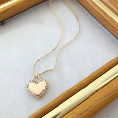 Colar pingente coração com zircônias banhado a ouro