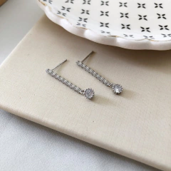 Brinco palito com zirconias prata rodinada na internet