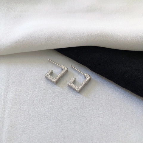 Brinco meia argola quadrada cravejada em prata 925 rodinada