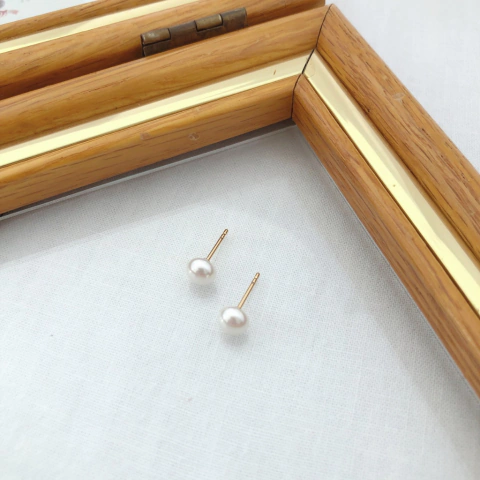 Brinco perolinha shell achatada banhado a ouro