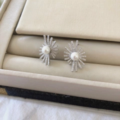 Brinco pérola shell e zirconias banhado a ródio