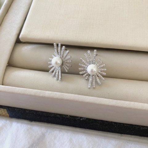 Brinco pérola shell e zirconias banhado a ródio