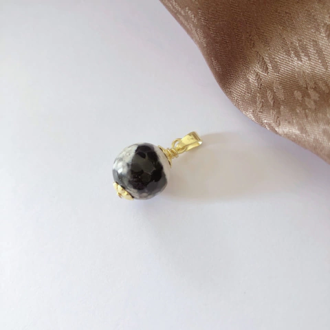 Pingente Ágata preta e branca banhado a ouro