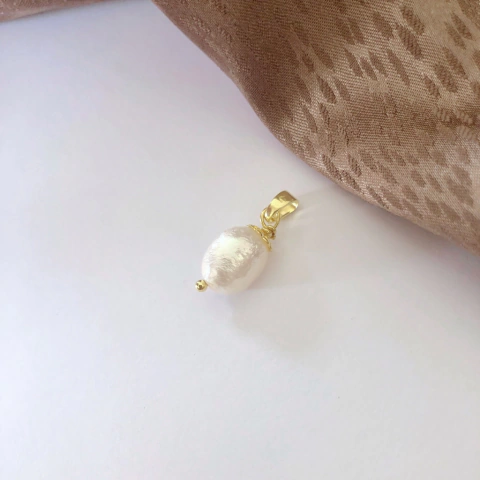 Pingente de pérola de água doce banhado a ouro