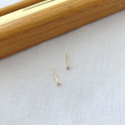 Brinco mini ponto de luz banhado a ouro