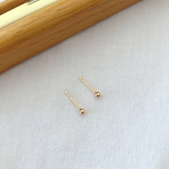 Brinco mini esfera lisa banhada a ouro - Chris Sugano Semijoias