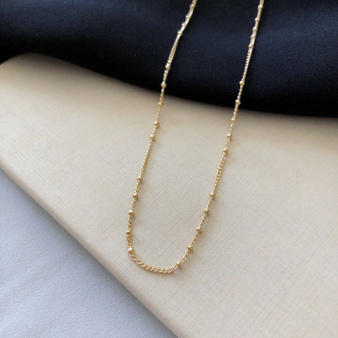 Colar longo esferas lisas banhado a ouro