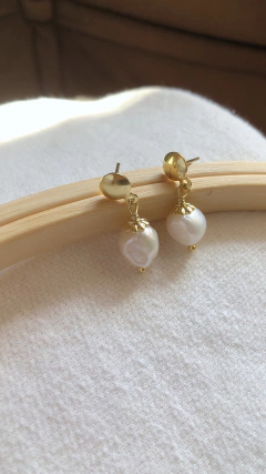 Brinco pérola natural banhado a ouro - Chris Sugano Semijoias